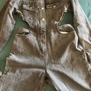 PrettyLittleThing Gray Jumpsuit with Zipper and Collar
